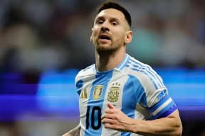 锐不可当首场状态出色，加拿大队观众沸腾！，梅西重返赛场再创辉煌时刻(何炅不要害怕)